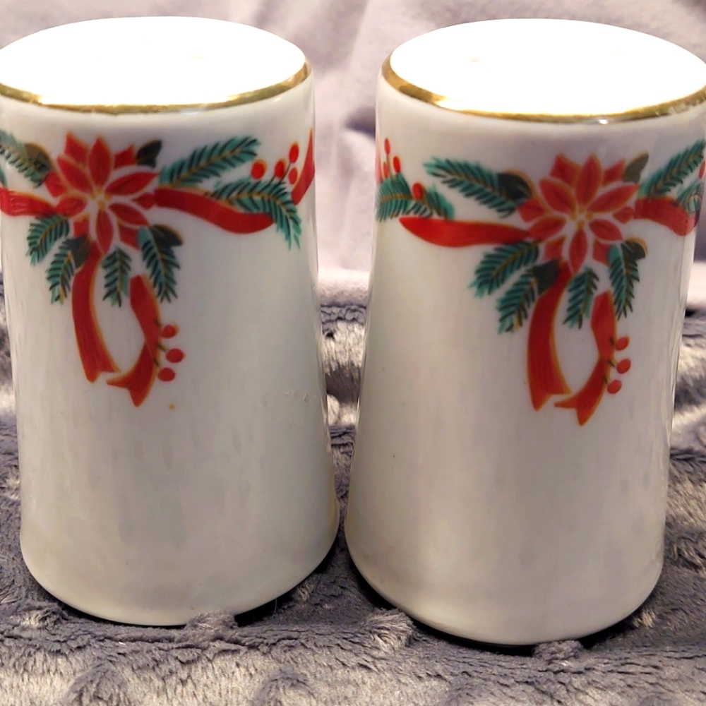 Vintage Christmas Poinsettia And Ribbons Salt And Pepper Shaker Set
